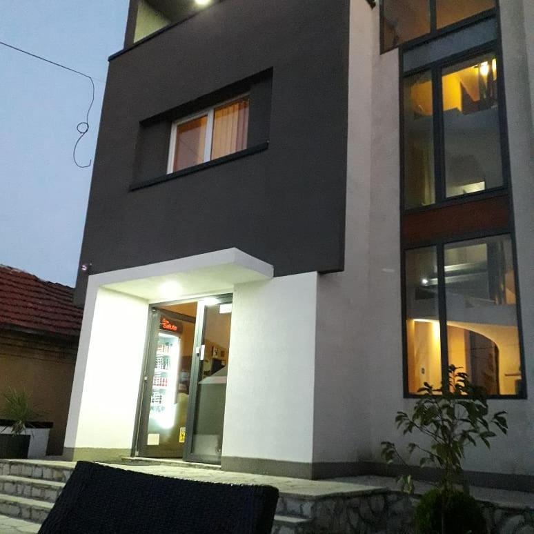 Guest House Vila Salute Ni 外观 照片